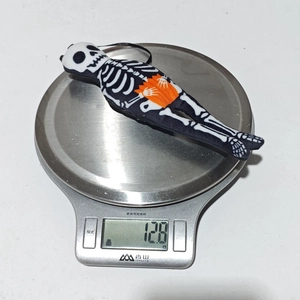 Dettaglio del ciondolo di peluche a forma di scheletro di Halloween dal peso di 12,8 g