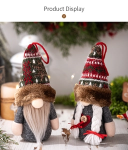 Detail von Weihnachts-Wichteln mit LED-Licht, Strickmützen und weichem Kunstfell-Besatz