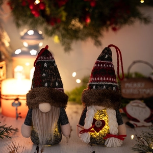 Hängende leuchtende Weihnachtszwerge mit LED-Licht in festlicher Dekoration