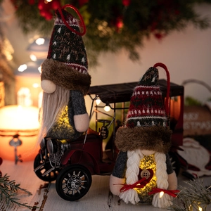 Detailansicht leuchtender Weihnachtsgnome mit warmen LED-Lichtern und Strickmuster