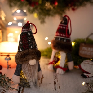 Nahaufnahme leuchtender Weihnachtswichtel mit LED-Licht und warmen Strickmützen
