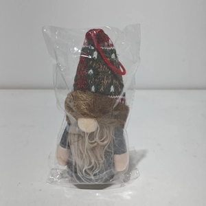 Details eines Weihnachtswichtel-Anhängers mit gestreifter Strickmütze und Bart