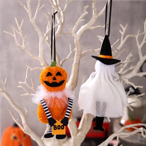 Decorazioni sospese per Halloween con zucca e fantasma su rami decorativi bianchi