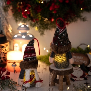Leuchtende Weihnachtswichtel mit LED-Licht und gestreiftem Hut für die Weihnachtsdeko