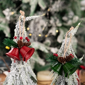 Décorations de Noël avec cloches métalliques rouges et vertes et pommes de pin sur sapin