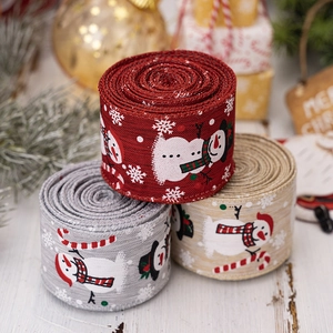 Dettaglio di tre nastri natalizi rustici con motivi di pupazzi di neve e trame festive