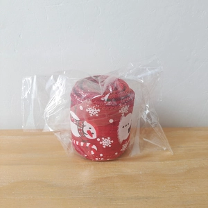 Nastro di Natale rosso con motivi di pupazzi di neve e fiocchi su legno rustico
