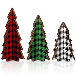 Set di tre alberi di Natale in legno a scacchi con basi a croce per decorazione festiva