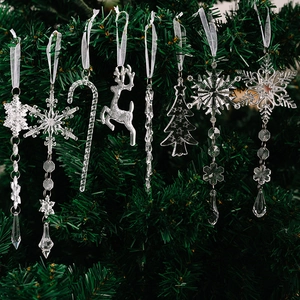 Detail von 8 transparenten Acryl-Eiszapfen und Schneeflocken Weihnachtsanhängern