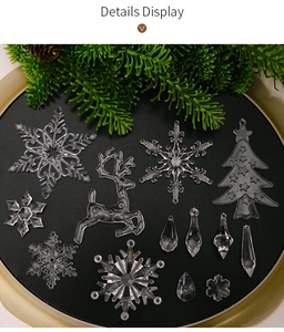 Nahaufnahme der transparenten Acryl-Weihnachtsanhänger mit Schneeflocken und Hirschen