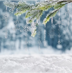Makroansicht von transparenten Weihnachts-Eiszapfen und Rentieren an verschneiten Zweigen