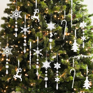 Nahaufnahme von klaren Acryl-Weihnachtsanhängern mit Schneeflocken und Rentieren