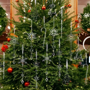 Detail von klaren Acryl-Weihnachtsanhängern mit Rentier- und Schneeflockenmotiven am Baum