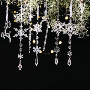 Detailansicht klarer Acryl-Weihnachtsanhänger inklusive Rentier- und Schneeflockenmotiven