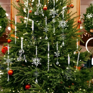 Détail de rennes et flocons de neige en acrylique transparent sur sapin de Noël