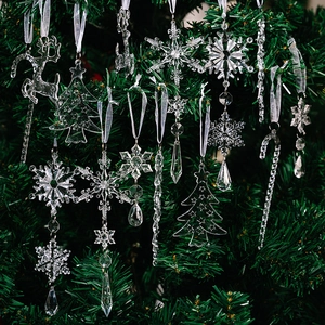 Vue détaillée de flocons de neige et rennes en acrylique suspendus au sapin de Noël