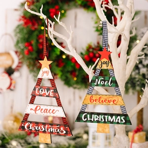 Détail de suspensions en bois multicouches pour sapin avec motifs à carreaux et vœux de Noël