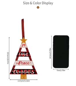 Pendentif de Noël en bois avec texte de fête à côté d'un smartphone pour référence de taille