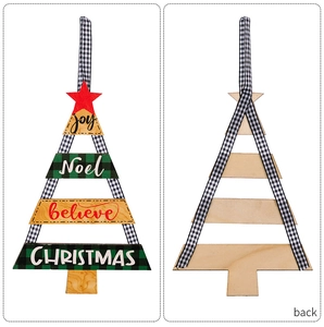 Détail d'ornements en bois en forme de sapin avec lettrage festif et étoile au sommet