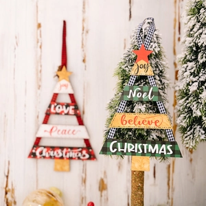 Détails d'ornements de Noël rustiques en bois avec inscriptions festives Joy et Noel