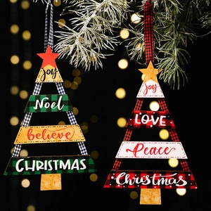 Détail de suspensions de Noël en bois avec motifs à carreaux et messages festifs