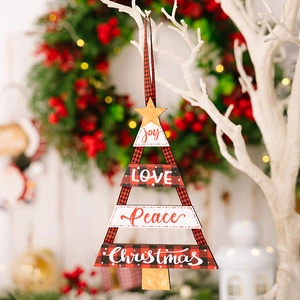 Détail d'un sapin de Noël en bois avec carreaux rouge noir et vœux de fête
