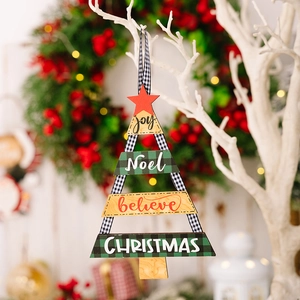 Détail d'ornement de sapin de Noël en bois étagé avec inscriptions festives joy et noel