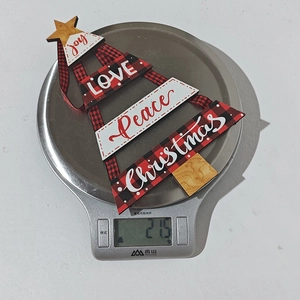 Suspension de Noël en bois pesant 21,5 g sur une balance numérique pour précision