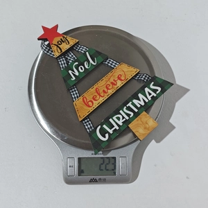 Détail de la suspension de Noël en bois multicouche affichant un poids de 22,3g