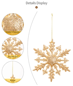Détails de l'ornement de flocon de neige doré scintillant avec sa cordelette de suspension