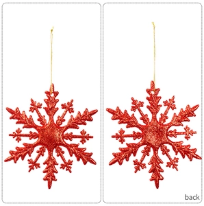 Détail des faces avant et arrière du flocon de neige rouge scintillant pour sapin de Noël