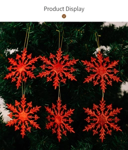 Lot de six flocons de neige rouges scintillants suspendus au sapin avec des cordons dorés