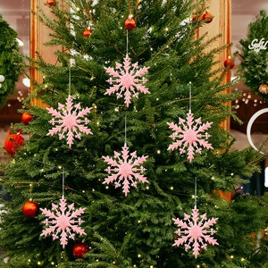 Lot de 6 flocons de neige roses pailletés suspendus sur un sapin de Noël