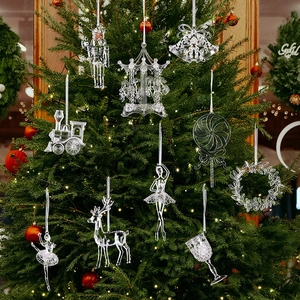 Primer plano de adornos navideños de acrílico transparente con diseños de cascanueces