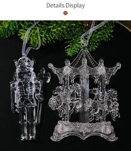 Detalle de adornos de cascanueces y carrusel de acrílico en ramas de pino navideñas