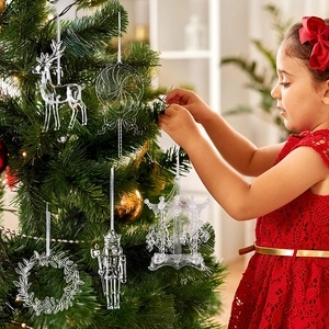 Detalle de adornos navideños de acrílico transparente como renos y cascanueces