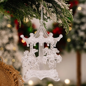 Primer plano detallado de un adorno de carrusel transparente en un árbol de Navidad nevado