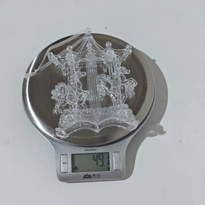 Vista detallada de un colgante de carrusel acrílico transparente en báscula de 49,1g
