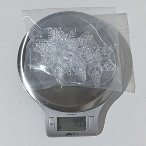 Mesure détaillée du poids de décorations de flocons de neige en acrylique sur une balance