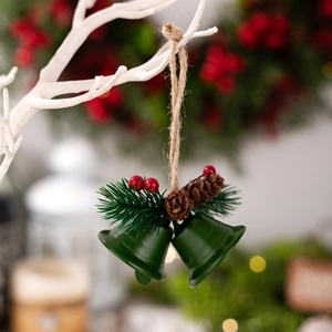 Cloches de Noël vert foncé avec pommes de pin et baies rouges sur corde de jute