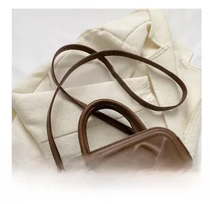 Détails de la bandoulière réglable et du motif matelassé du sac bandoulière marron