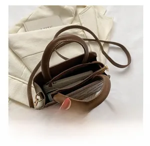 Vue intérieure du sac à main en cuir marron montrant des compartiments spacieux