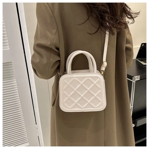 Détail du mini sac bandoulière matelassé blanc avec poignée et sangle réglable