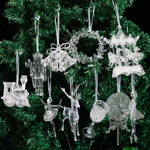 Set de adornos de Navidad de acrílico transparente con formas variadas en un árbol