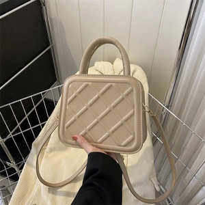 Sac à main carré beige matelassé avec finitions dorées et poignée chic pour femmes
