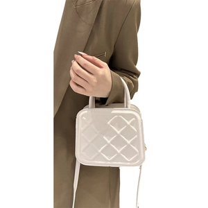 Sac à main carré blanc matelassé avec motif à losanges et bandoulière amovible