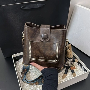 Sac Seau en Cuir PU Rétro pour Femmes avec Bandoulière Large Motif Ethnique et Pendentif Lapin Sac à Main Décontracté