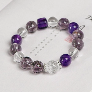 Bracelet en améthyste naturelle et cristal de roche avec perle blanche facettée sur papier