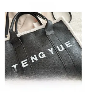 Détail du sac cabas en cuir noir avec bordure en laine de mouton et logo TENG YUE