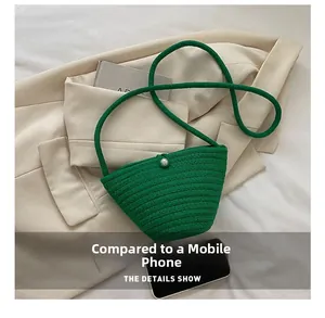 Sac seau tissé vert avec fermoir perle et fine bandoulière pour l'été